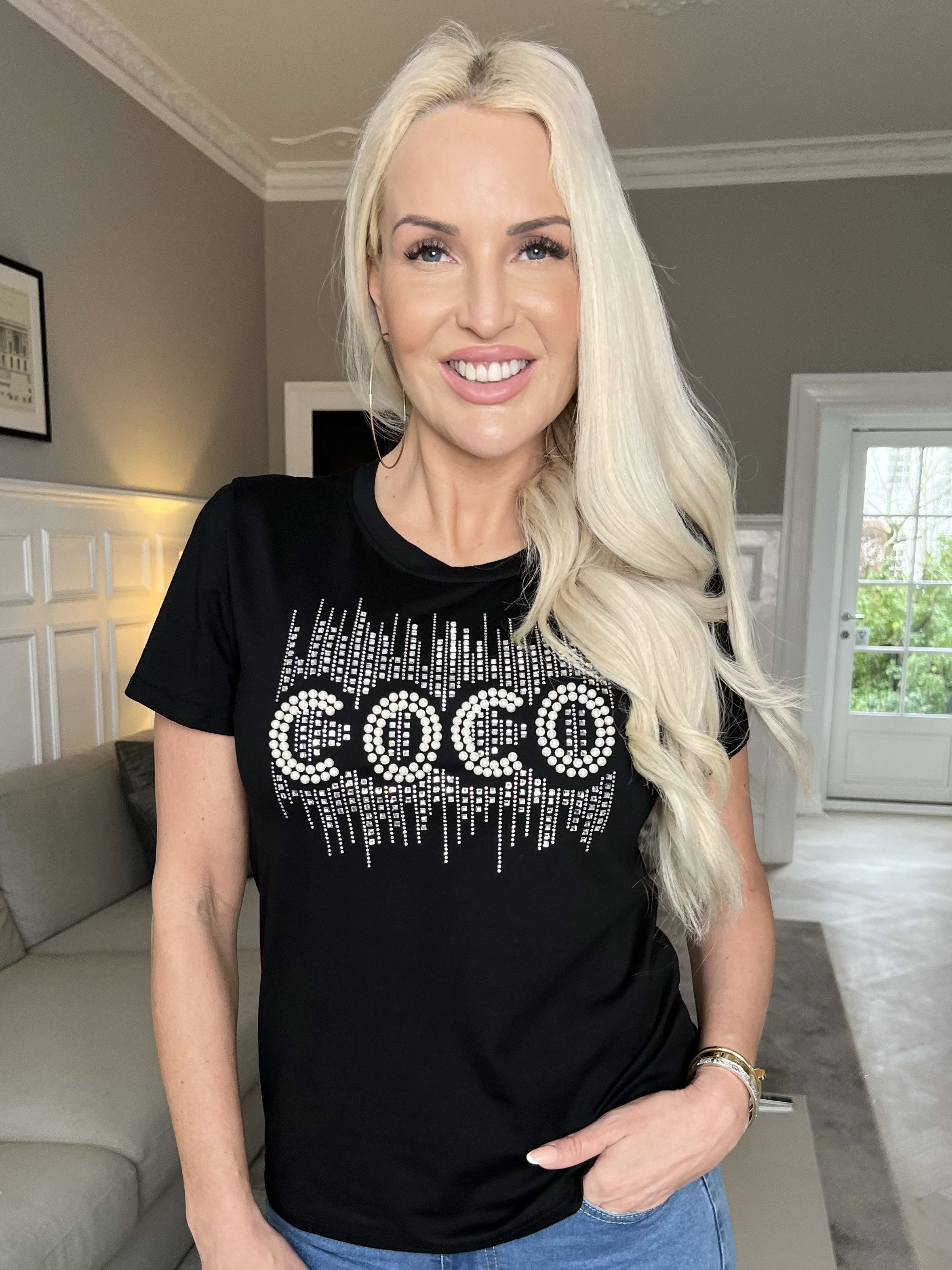 Coco - T-shirt med pärlor och mockakant på bröstet